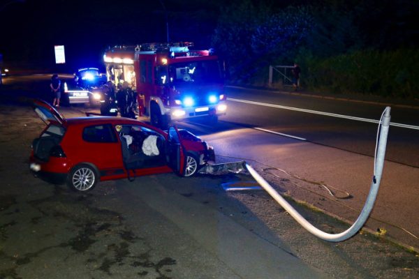 Der PKW knallte auf der B101 in Aue gegen einen Lichtmast. Fotos: Daniel Unger