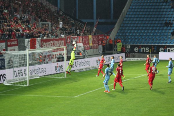 Parade von FSV-Keeper Johannes Brinkies in der ersten halben Stunde. Foto: Cindy Haase