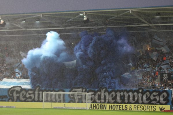 Blauer Rauch statt himmelblauem Fußballzauber überschattete zunächst die mit Spannung erwartete Partie. Foto: Cindy Haase