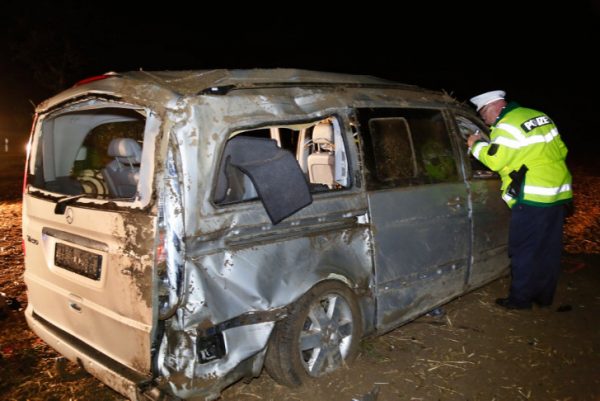 Ein Mercedes Vito überschlug sich. Der Fahrer wurde aus dem Auto geschleudert. Für ihn kam jede Hilfe zu spät. Fotos: Harry Härtel
