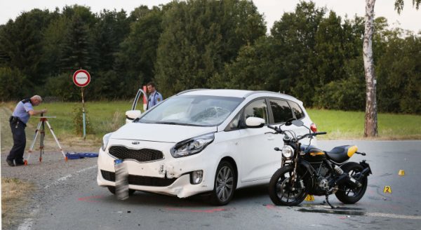 Der Motorradfahrer wurde beim Zusammenstoß schwer verletzt. Die Mutter mit ihrem Kind im PKW leicht. Fotos: Harry Härtel