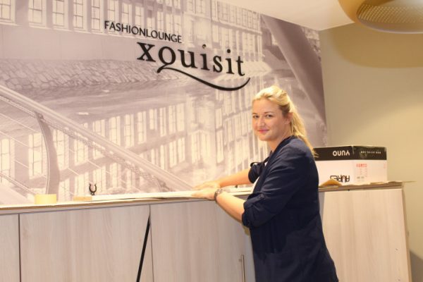 Marketingverantwortliche für die Fashionlounge xquisit Sabine Fiedler freut sich über die Neueröffnung in der Innenstadt. Foto: GG