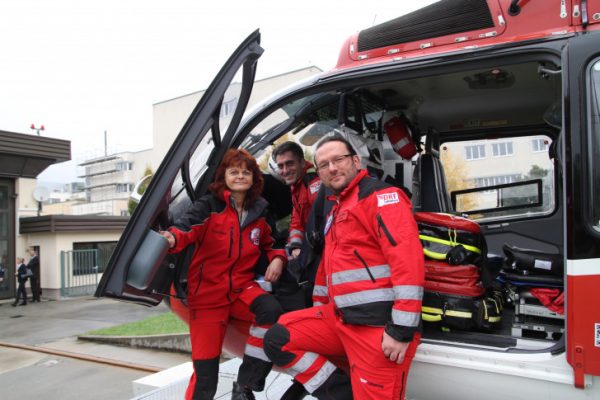 Hatten am heutigen Mittwoch Dienst: Petra Schlupp, Rettungsassistentin bei der DRF in Zwickau seit der ersten Stunde, Matthias Wrobel, Pilot, und Sandro Müller, Notarzt. (v.l.). Foto: Alice Jagals