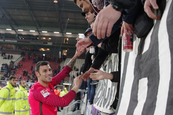 Daniel Haas durfte nach dem Auswärtssieg auf St. Pauli jede Menge Hände schütteln. Foto: Alexander Gerber