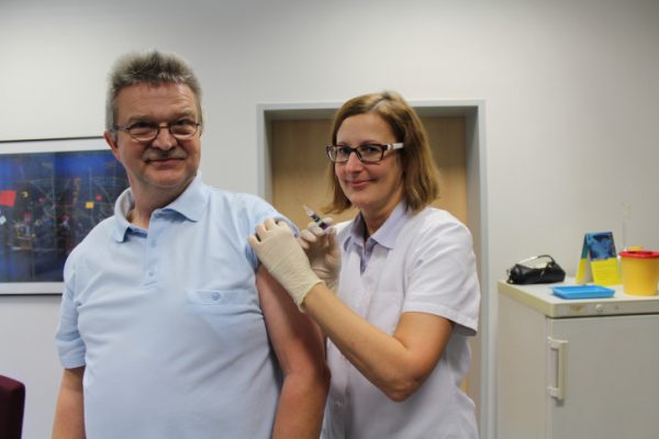 Auch der Amtsarzt Dr. Harald Uerlings hat sich heute von der Abteilungsleiterin vom Kinder und Jugendgesundheitsschutz Dr. Antje Hönicke gegen die Influenza impfen lassen. Foto Nicole Neubert 