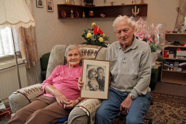 Kaum zu glauben: Ganze 75 Jahre liegen zwischen dem Hochzeitsfoto und heute. In diesem Wohnzimmer gaben sie Elfride und Waldemar sogar das Ja-Wort. Foto: Alice Jagals