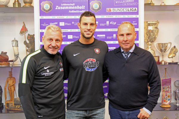 Daniel Haas (Mitte) wird neuen Keeper beim FCE. Links Trainer Pavel Dotchev, recht Präsident Helge Leonhardt. Foto: FCE 