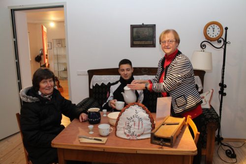 Am jüngsten Öffnungstag durften sich die Gäste auch mal an den alten Kaffeetisch setzen und Vereinsmitglied Barbara Matthes zeigte, wie anno dunnemals Kaffee eingeschenkt wurde. Foto: Uwe Wolf