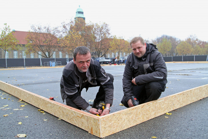 Direkt vorm Museum: Seit Donnerstag laufen die Aufbauarbeiten, an denen auch Jürgen Steglich (li.) und Thomas Prietsch von AZ Dachsystem beteiligt sind. Foto: Alice Jagals