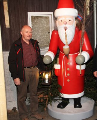 Der Auerbacher Weihnachtsmann mit Reiner Schulze. Foto: Joachim Siegert