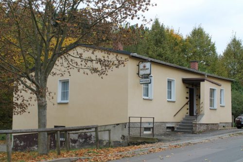 Das Sportlerheim in Rödlitz ist jetzt Vereinsdomizil des Whiskyclub Lichtenstein e.V. Der Verein will das Anwesen innen in den Wintermonaten renovieren. Foto: Uwe Wolf