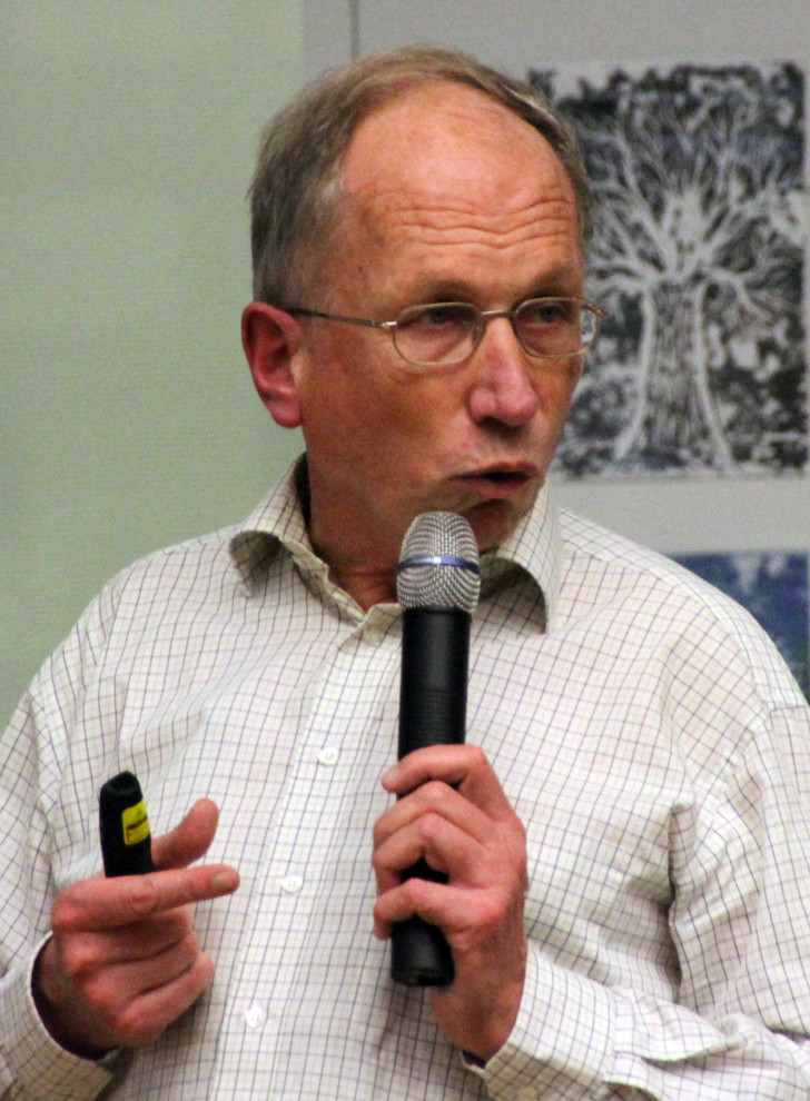 Ulrich Skaruppe (60), Mitarbeiter im Tiefbauamt Zwickau arbeitet seit 1994 an der Radwegkonzeption. Am Montagabend (28. November 2016) stellte er den Entwurf vor Bürgern im Rathaus vor. Foto: Alice Jagals