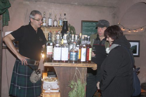 Jens Steinert im Whiskykeller zur Waldenburger Schlossweihnacht im vergangenen Jahr. Foto: Uwe Wolf