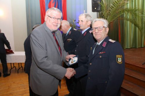 Landrat Matthias Damm gratuliert dem Kameraden Karl Funke zu dessen 60-jähriger Mitgliedschaft in der Freiwilligen Feuerwehr Milkau. Foto. Uwe Wolf