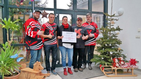Am Mittwoch wurde die Spende des Hobby-Eishockeyteams an das  ambulanten Kinder – und Jugendhospizdienst übergeben. Foto:  KIESELSTEIN Cracks