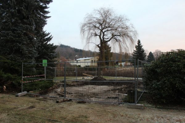 Die Baumaßnahmen für die Wiederherstellung des Spielplatzes Walter-Wieland-Hain in Einsiedel haben diese Woche begonnen.      Foto: Nicole Neubert