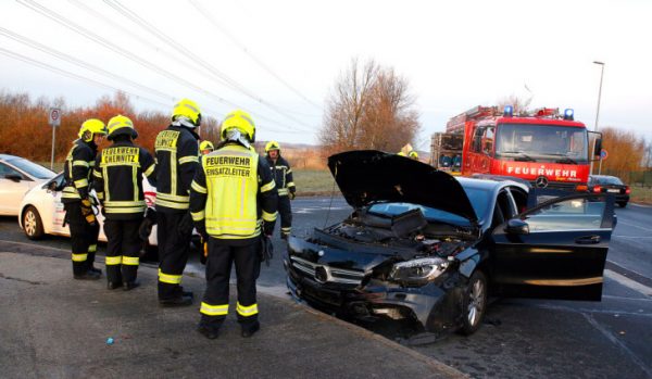 Ingesamt drei Fahrzeuge waren beim Unfall auf der Wolgograder Allee beteiligt. Fotos: Harry Härtel