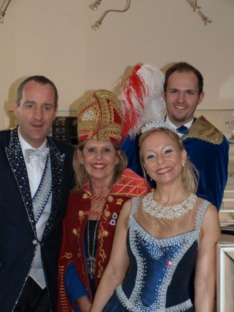 Prinz Christian der III. (v.l.) Elferratsmiglied Elisabeth Hammelsbeck und Elferratsjuniormitglied Christian mit Prizessin Petra. Foto: Meinert