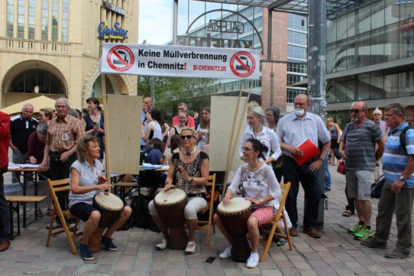 Auf dem Neumarkt demonstrierten die Bürgerinitiative und zahlreiche Chemnitzer gegen den Bau eines Müllkraftwerkes im Zeisigwald. Foto: mü