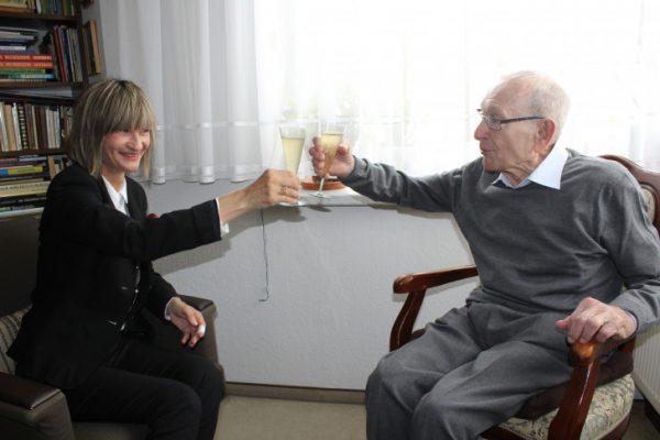 Oberbürgermeisterin Barbara Ludwig stoßte persönlich mit Fritz Lehmann zum 100. Geburtstag an.Foto: Nicole Neubert 
