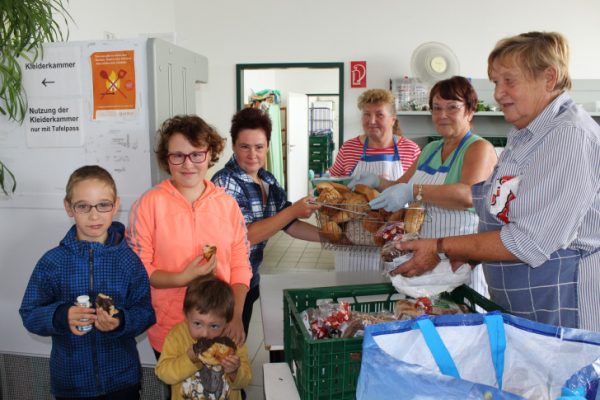 Familie Rozmus holt sein geraumer Zeit bei der Chemnitzer Tafel e.V. einmal wöchentlich Lebensmittel ab. Am 30. September bedankt sich der Verein bei allen Unterstützern. Foto: Nicole Neubert