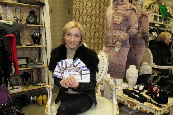 Aljona Savchenko in Chemnitz. Sie brachte die neuesten Autogrammkarten mit, die es nun exklusiv zu gewinnen gibt. Foto: Nicole Neubert