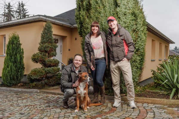 Denise Rau und Sebastian Kiss haben ihre Traum-Immobilie mit Hilfe des Immobilienmarklers Erik Gruber (l.) in Einsiedel gefunden und sind darüber sehr glücklich.Foto: Andreas Kürth, Blende1Null