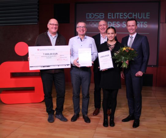 Die Sparkasse chemnitz zeichnete am heutign Vormittag die Eliteschule des Sports aus. Lea-Sophie Klik (m.) wurde als "Eliteschülerin des Sports 2017" geehrt. Foto: Nicole Neubert