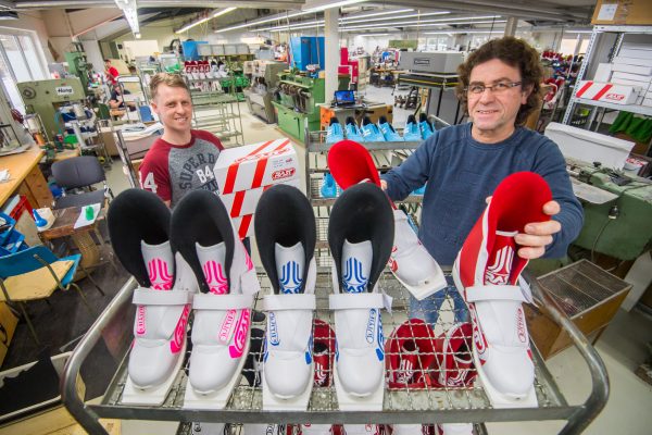 Junior-Geschäftsführer Danny Rass (li) und Geschäftsführer Tom Rass bei der Endabnahme der Schuhe in ihrer Firma in Schönheide. Fotos: Agentur  Fotostand