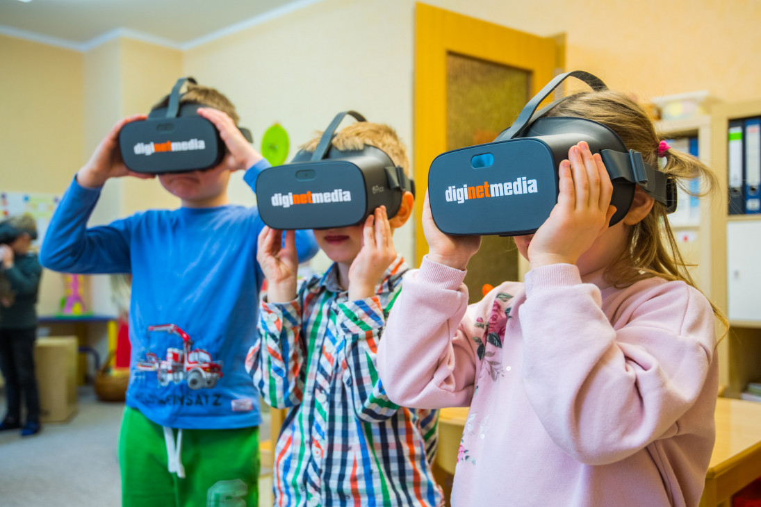 Früher sangen die Kinder das Lied „Wer will fleißige Handwerker sehn“. Heute können sie mit VR-Brillen in ihre Zukunft schauen.