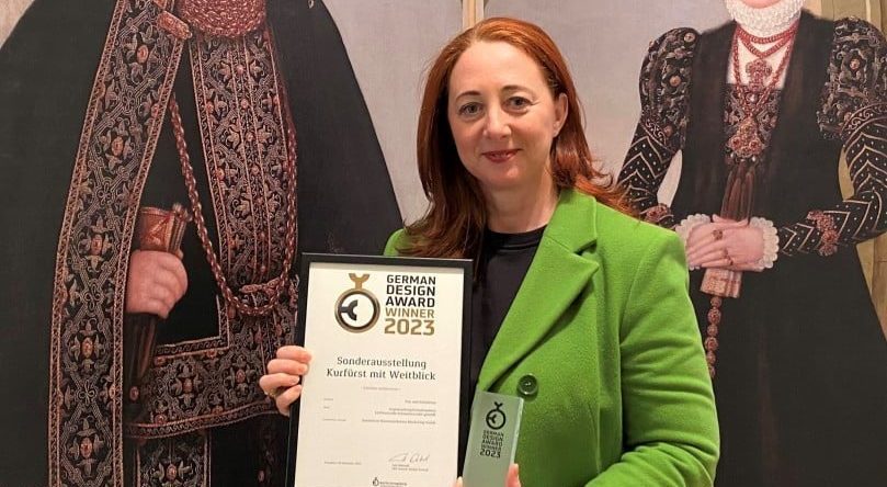 Patrizia Meyn, Geschäftsführerin der ASL Schlossbetriebe, hält den German Design Award stolz in Ihren Händen. Foto: ASL Schlossbetriebe gGmbH