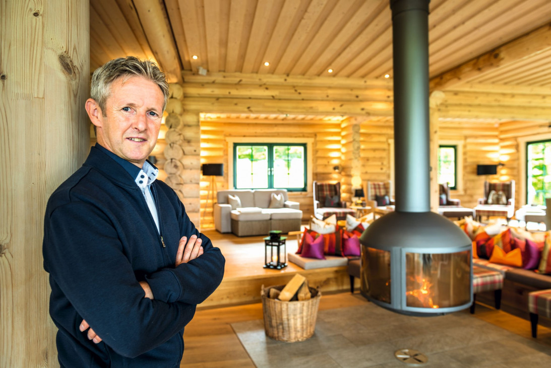 Der ehemalige Skisprung-Star und Hotelier Jens Weißflog konnte jetzt einen neuen Titel gewinnen: Sein Hotel bekam den Titel Gästeliebling.