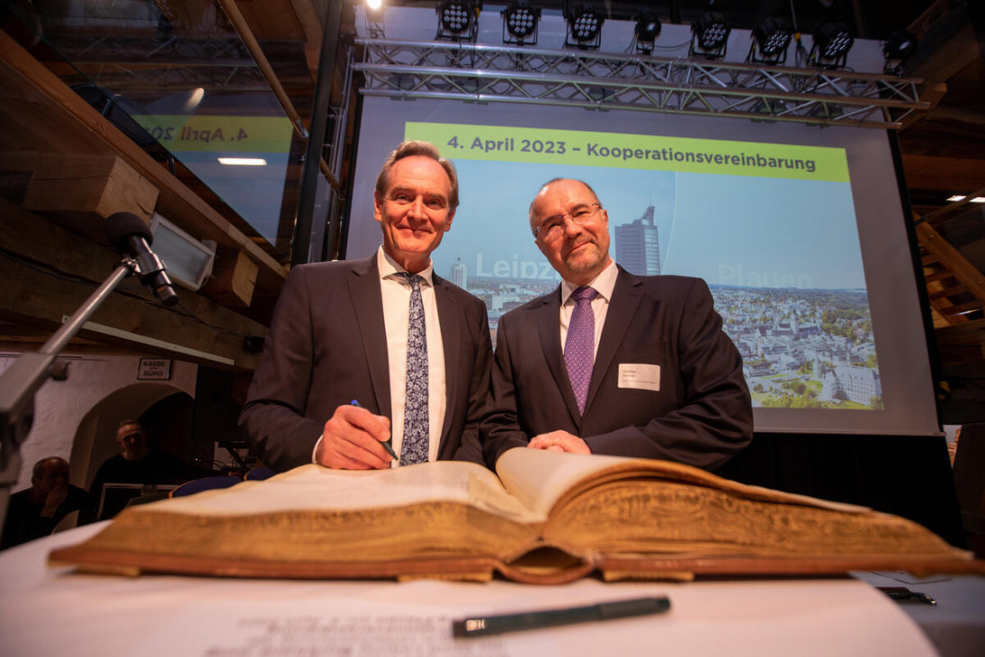 Die Oberbürgermeister von Plauen und Leipzig, Steffen Zenner und Burkhard Jung unterzeichneten einen Kooperationsvertrag.