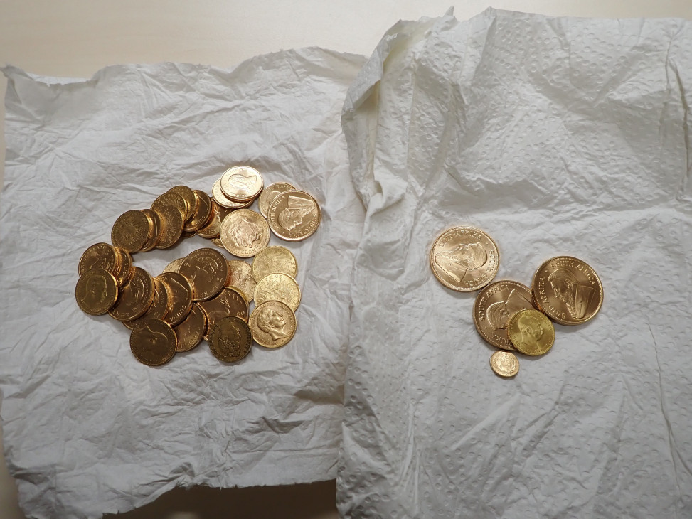37 Münzen aus Gold im Wert von 24.000 Euro entdeckten Zöllner im Pkw eines Polen bei einer Kontrolle auf der A4 bei Glauchau.
