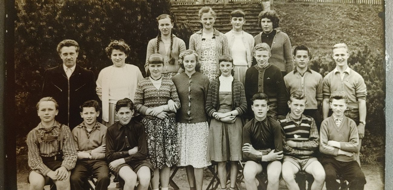 Wir sehen das Foto einer Schulklasse aus dem Jahr 1953. Bei uns erfahren Sie, welches einmalige Klassentreffen es jetzt gab.