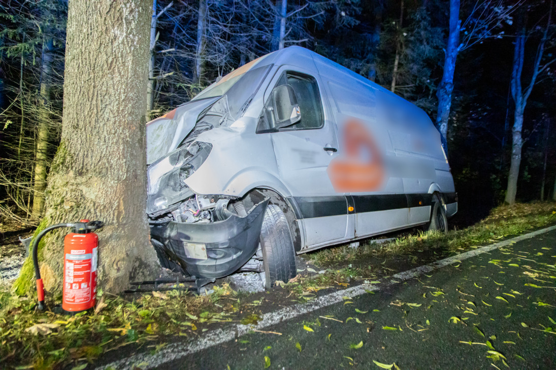 Der Transporter steht nach dem Unfall im Erzgebirge demoliert am Baum. Der Fahrer wurde in eine Klinik gebracht.