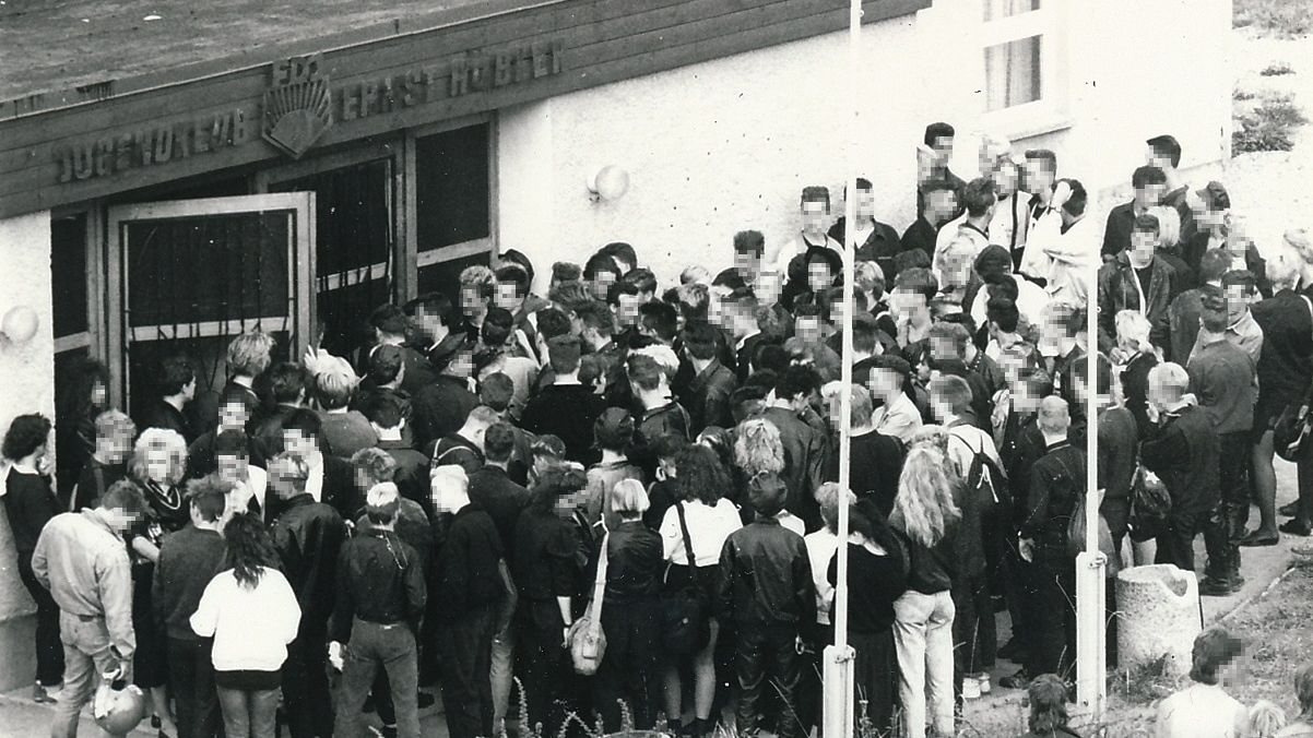 Der Jugendklub im Blickfeld das Stasi. Am 23. August 89 fand in Annaberg-Buchholz ein DepecheMode-Fantreffen mit rund 20 Fanklubs statt. Auch das MfS war da. Das Foto stammt aus dem Stasi-Unterlagenarchiv.